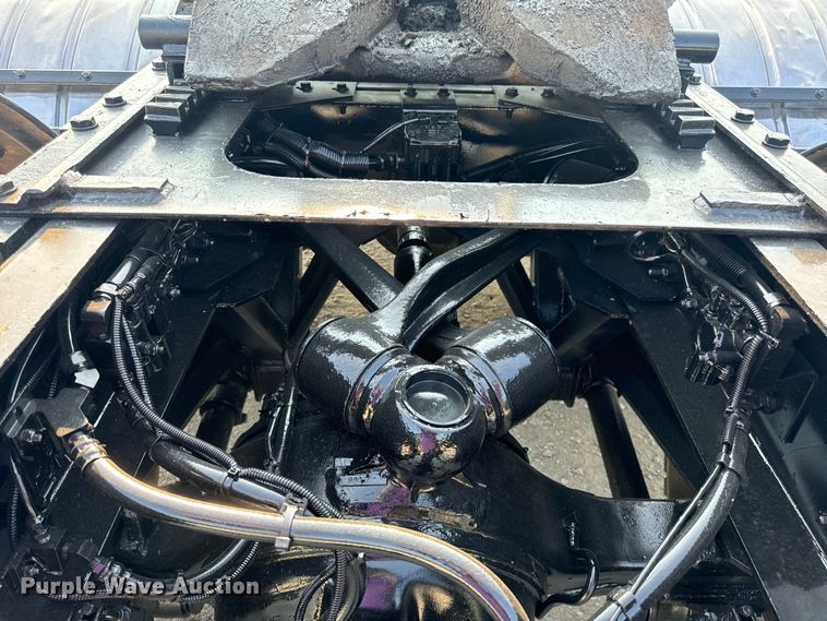 image for item OF9879 2003 Kenworth  T800 semi truck