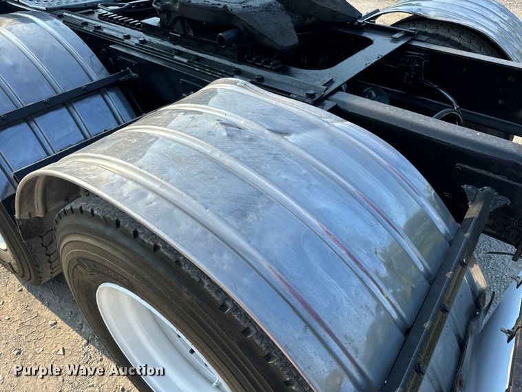 image for item OF9879 2003 Kenworth  T800 semi truck