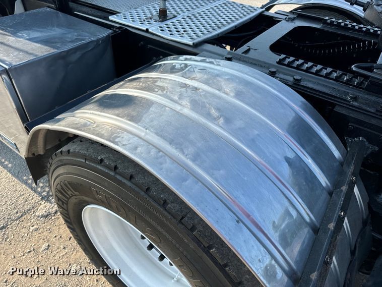 image for item OF9879 2003 Kenworth  T800 semi truck