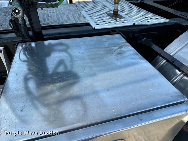 image for item OF9879 2003 Kenworth  T800 semi truck