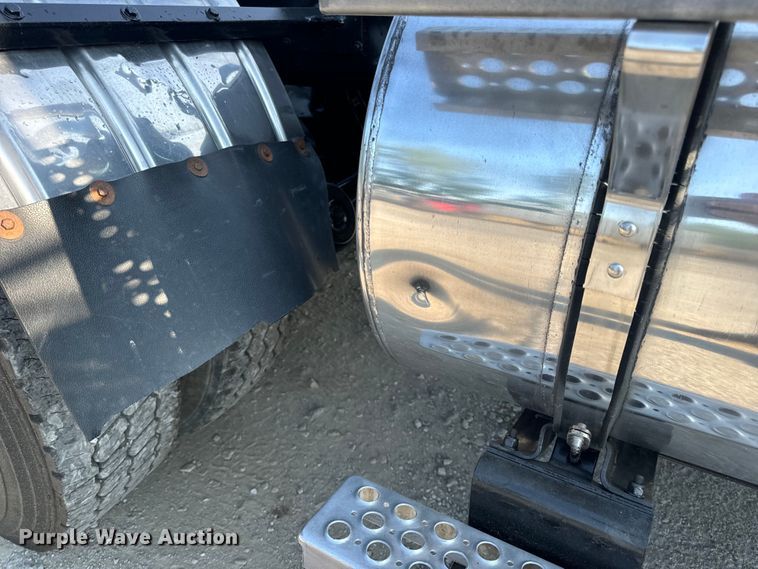 image for item OF9879 2003 Kenworth  T800 semi truck