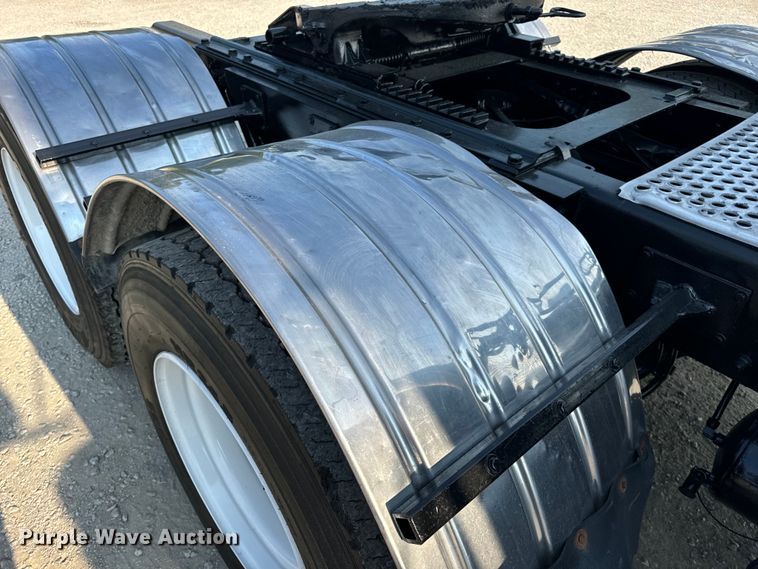 image for item OF9879 2003 Kenworth  T800 semi truck