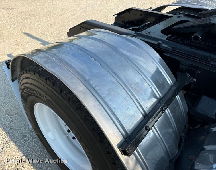 image for item OF9879 2003 Kenworth  T800 semi truck