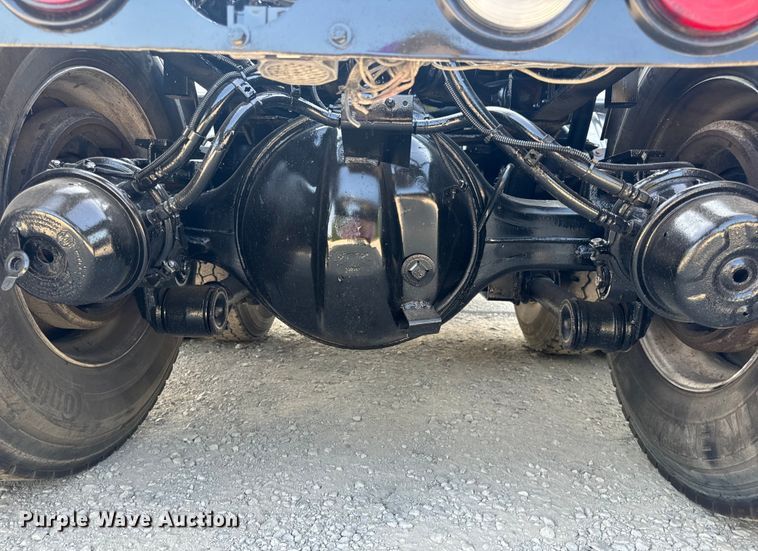 image for item OF9879 2003 Kenworth  T800 semi truck