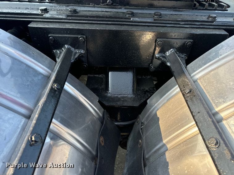 image for item OF9879 2003 Kenworth  T800 semi truck