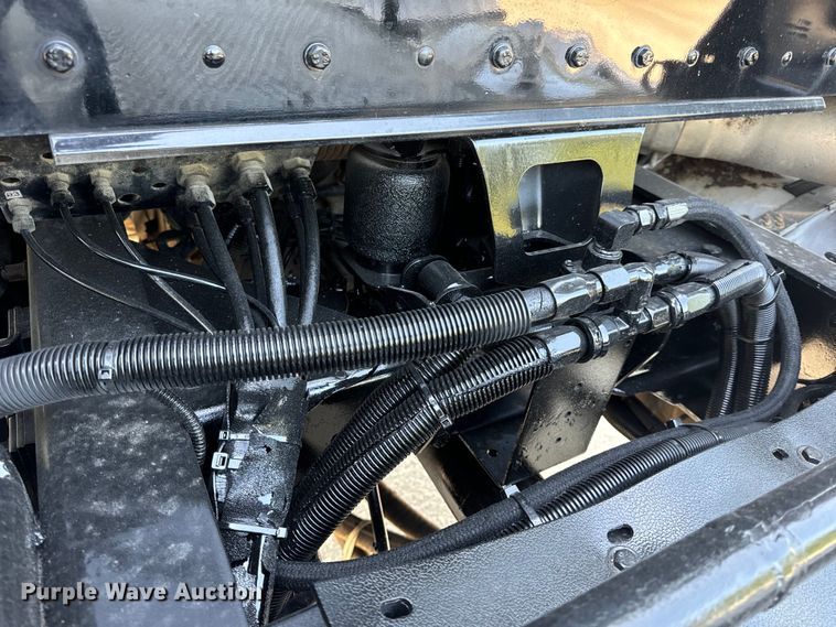 image for item OF9879 2003 Kenworth  T800 semi truck