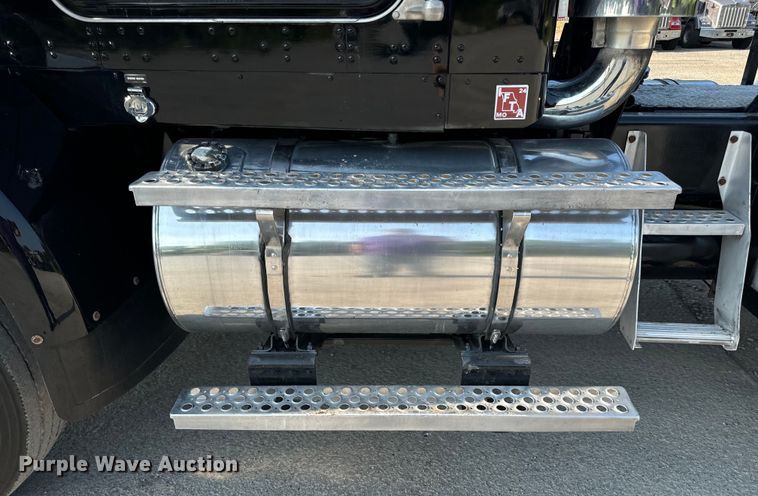 image for item OF9879 2003 Kenworth  T800 semi truck