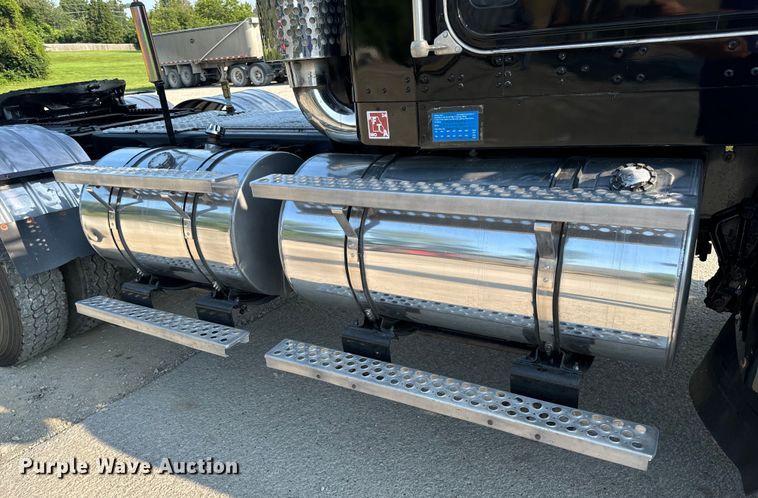 image for item OF9879 2003 Kenworth  T800 semi truck