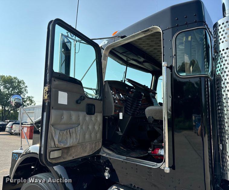 image for item OF9879 2003 Kenworth  T800 semi truck