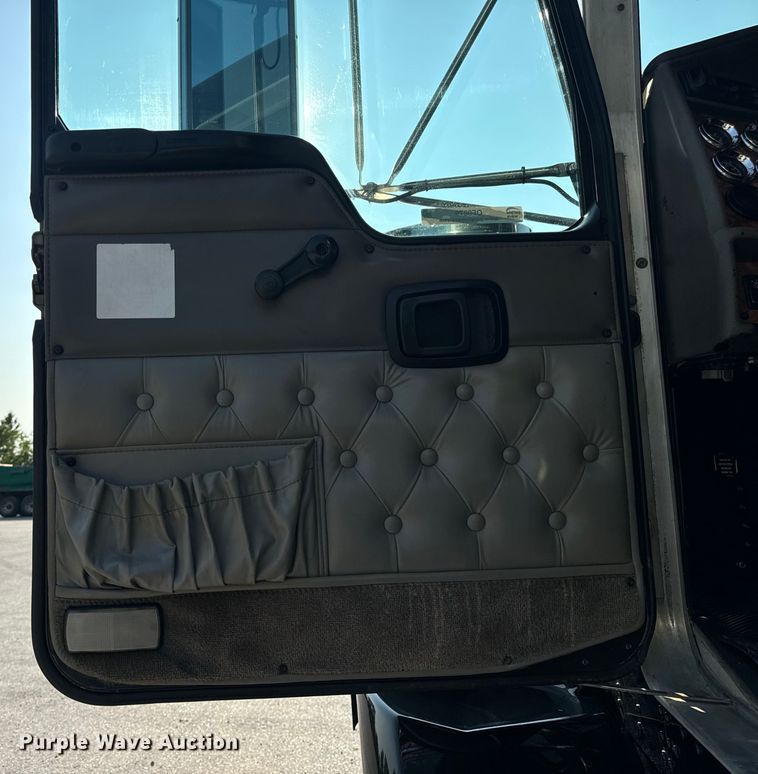 image for item OF9879 2003 Kenworth  T800 semi truck