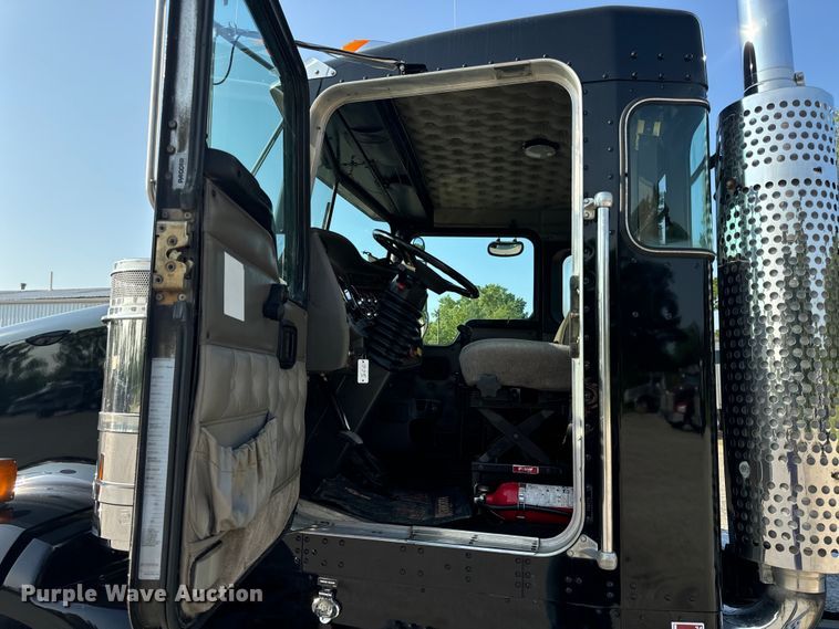 image for item OF9879 2003 Kenworth  T800 semi truck