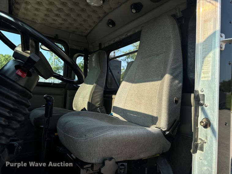image for item OF9879 2003 Kenworth  T800 semi truck