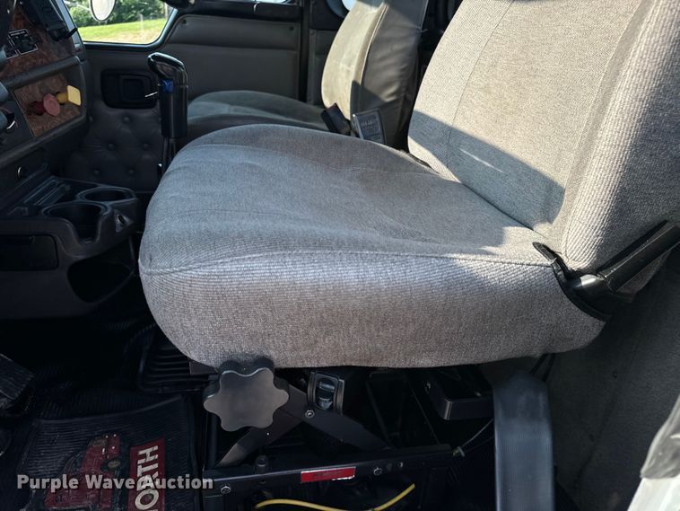 image for item OF9879 2003 Kenworth  T800 semi truck