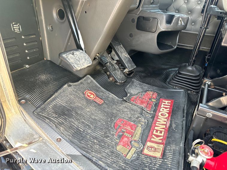 image for item OF9879 2003 Kenworth  T800 semi truck