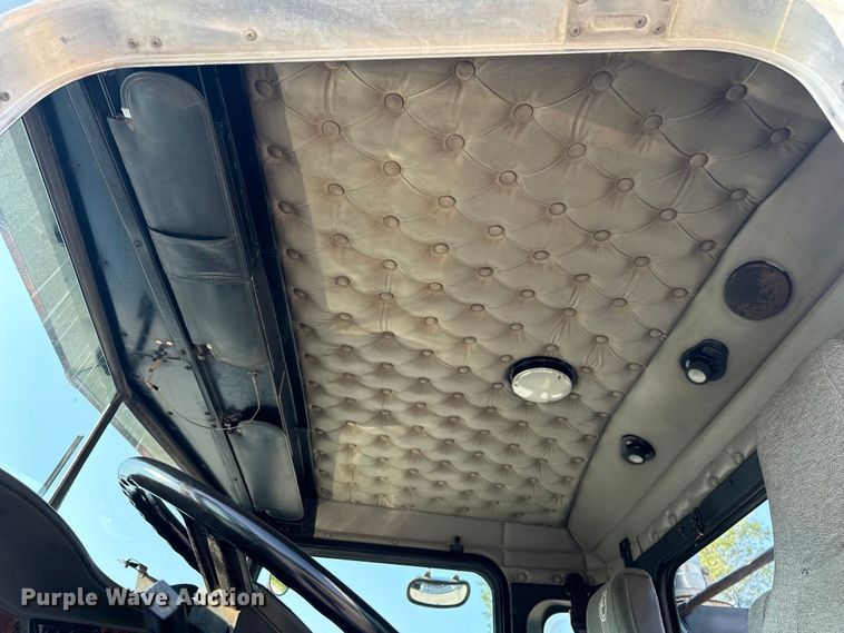 image for item OF9879 2003 Kenworth  T800 semi truck