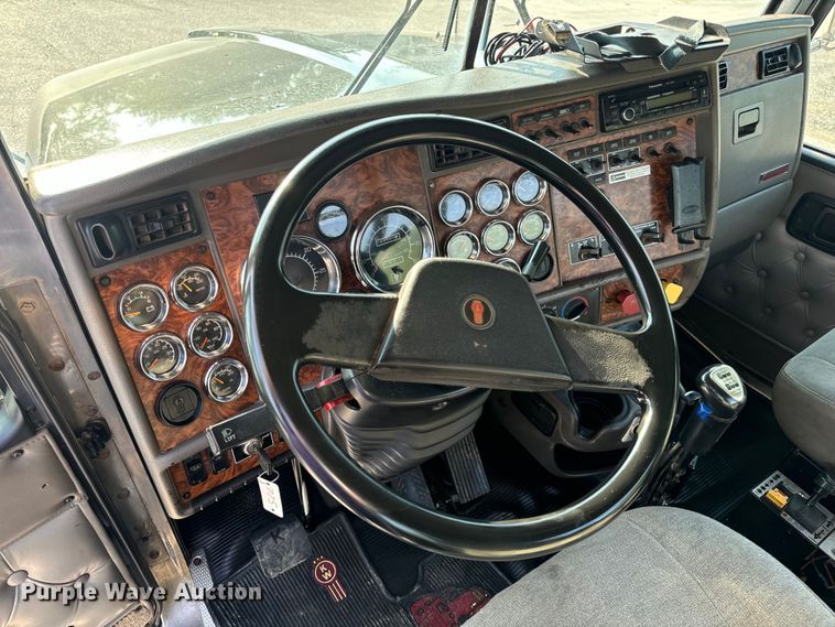 image for item OF9879 2003 Kenworth  T800 semi truck