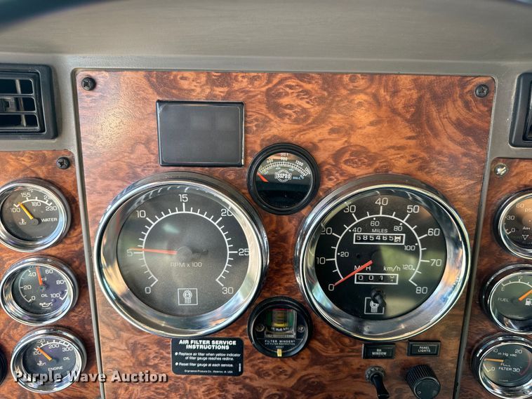 image for item OF9879 2003 Kenworth  T800 semi truck