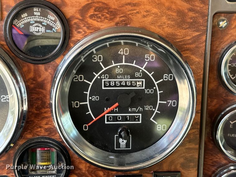 image for item OF9879 2003 Kenworth  T800 semi truck