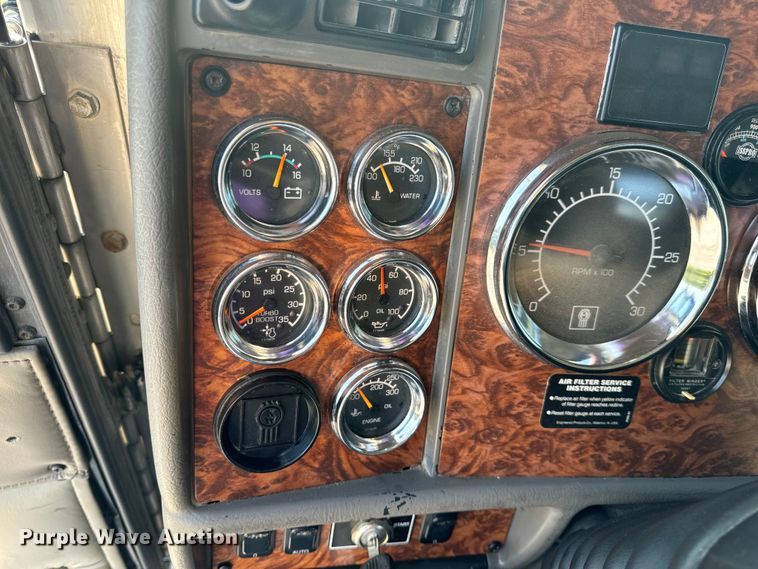 image for item OF9879 2003 Kenworth  T800 semi truck