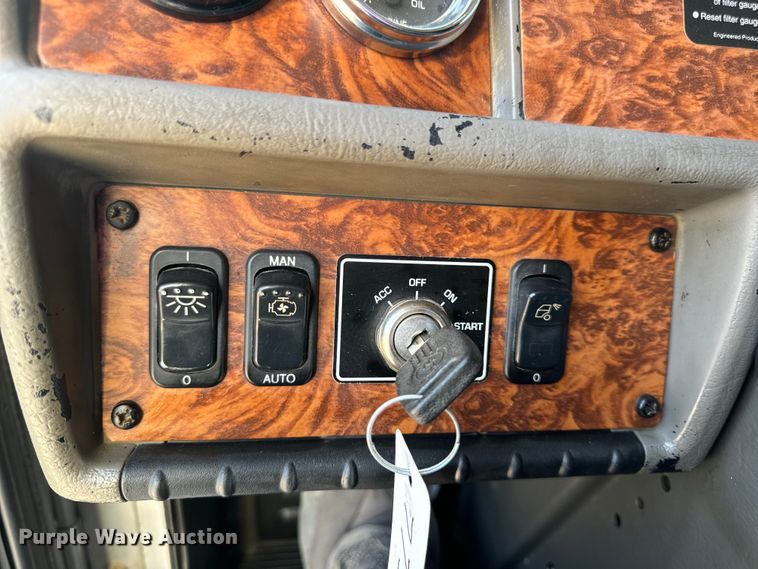 image for item OF9879 2003 Kenworth  T800 semi truck