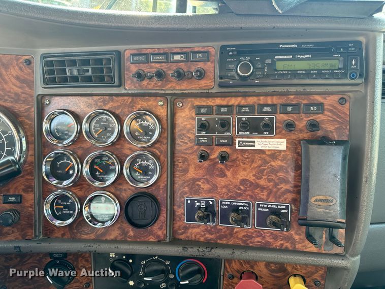 image for item OF9879 2003 Kenworth  T800 semi truck