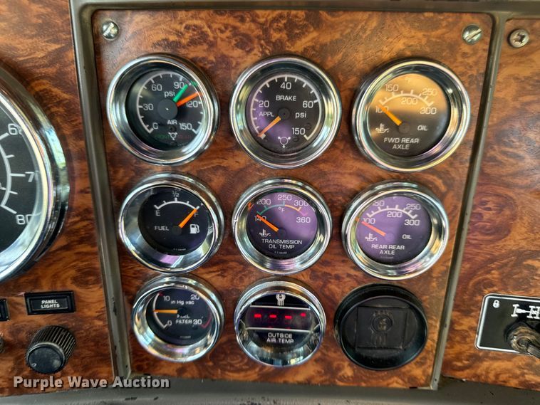 image for item OF9879 2003 Kenworth  T800 semi truck