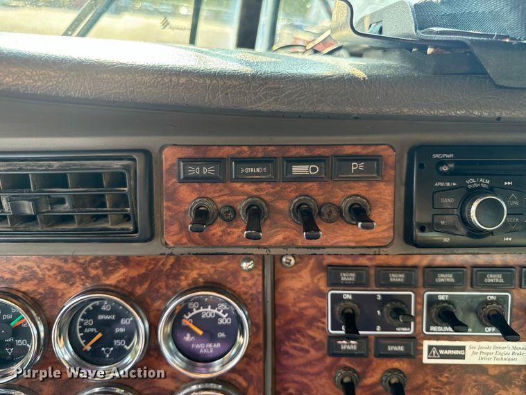 image for item OF9879 2003 Kenworth  T800 semi truck