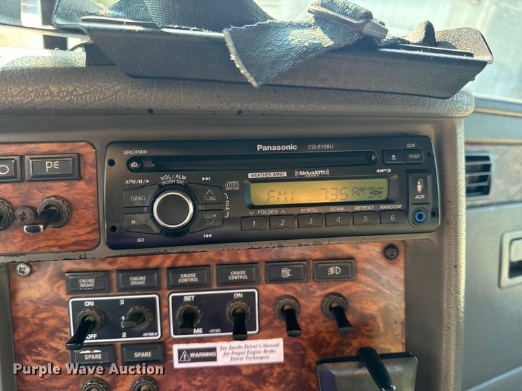 image for item OF9879 2003 Kenworth  T800 semi truck