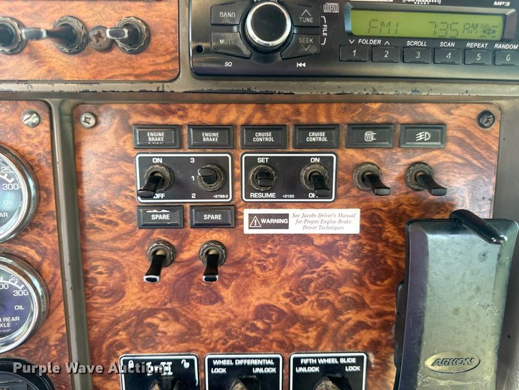 image for item OF9879 2003 Kenworth  T800 semi truck