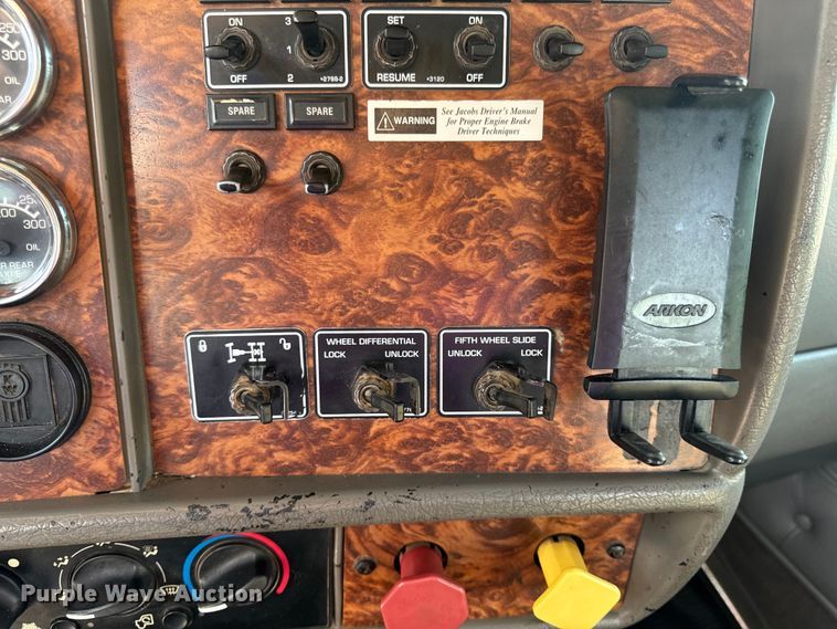 image for item OF9879 2003 Kenworth  T800 semi truck