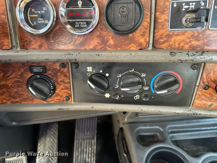 image for item OF9879 2003 Kenworth  T800 semi truck