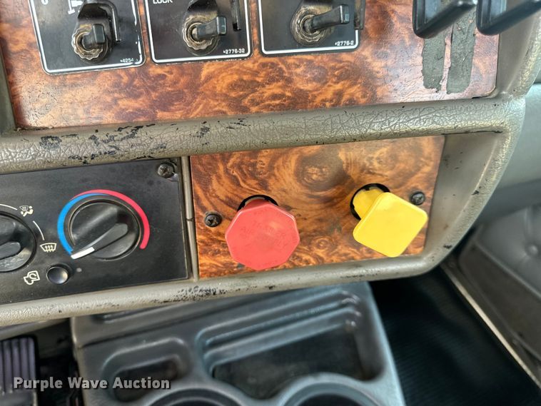 image for item OF9879 2003 Kenworth  T800 semi truck