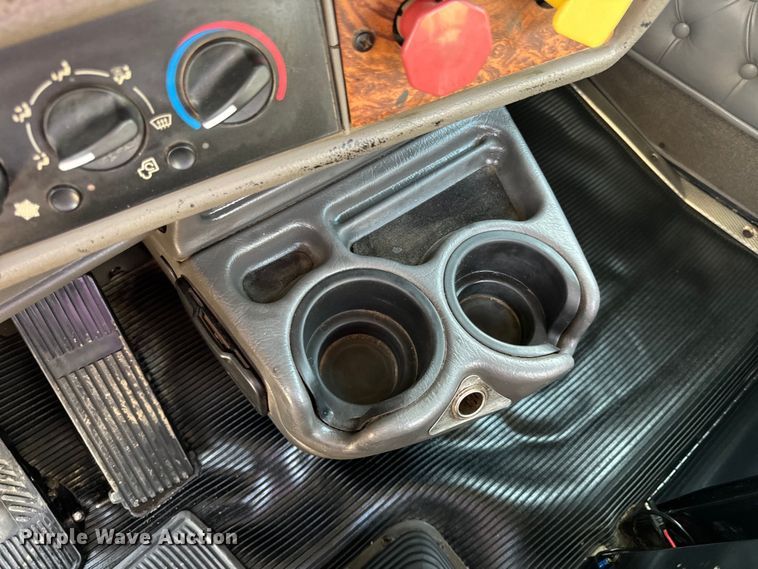 image for item OF9879 2003 Kenworth  T800 semi truck