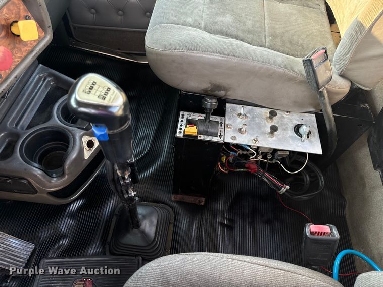 image for item OF9879 2003 Kenworth  T800 semi truck