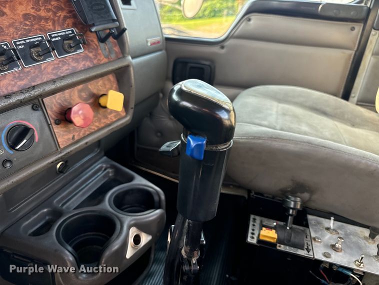 image for item OF9879 2003 Kenworth  T800 semi truck