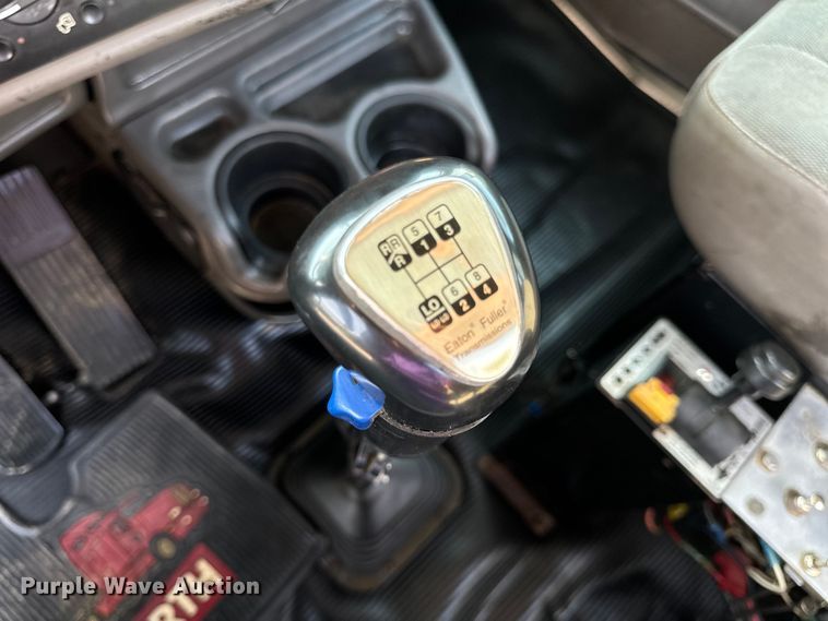 image for item OF9879 2003 Kenworth  T800 semi truck