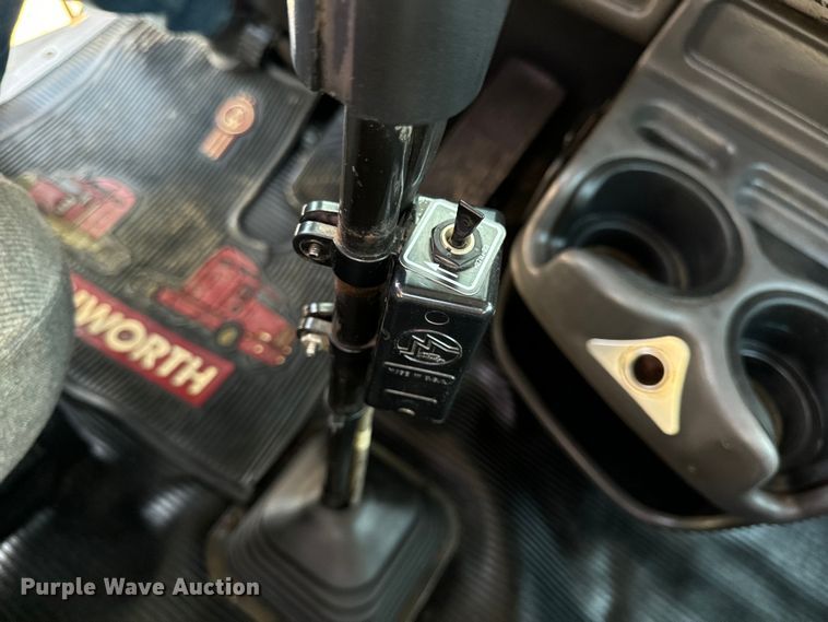 image for item OF9879 2003 Kenworth  T800 semi truck