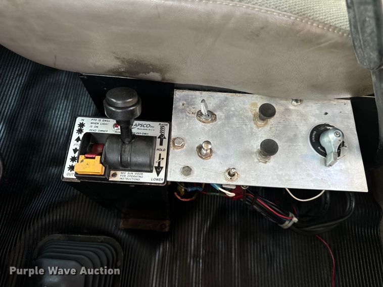 image for item OF9879 2003 Kenworth  T800 semi truck