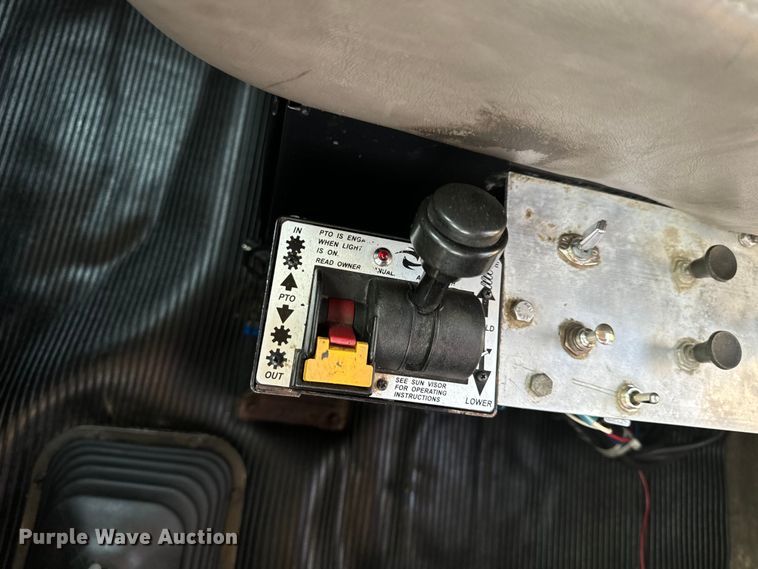 image for item OF9879 2003 Kenworth  T800 semi truck