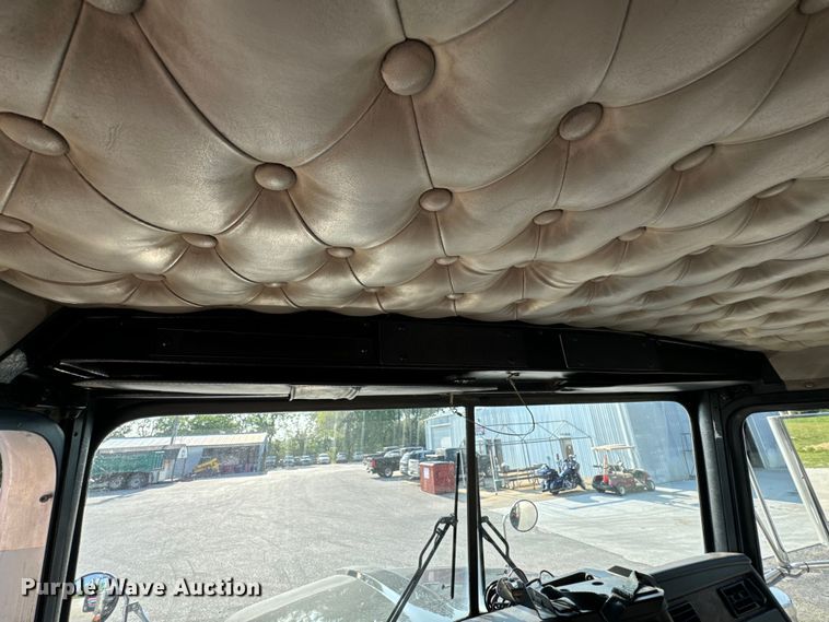 image for item OF9879 2003 Kenworth  T800 semi truck