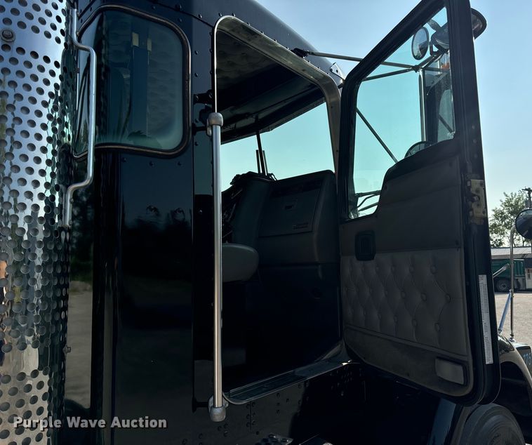 image for item OF9879 2003 Kenworth  T800 semi truck