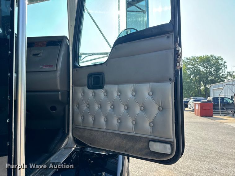 image for item OF9879 2003 Kenworth  T800 semi truck