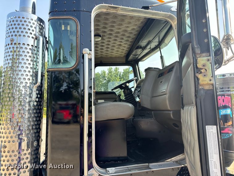 image for item OF9879 2003 Kenworth  T800 semi truck