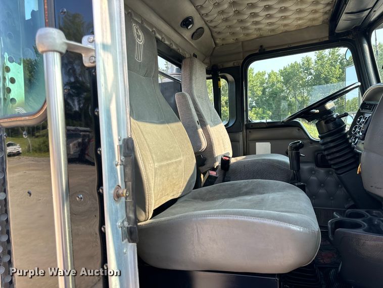 image for item OF9879 2003 Kenworth  T800 semi truck