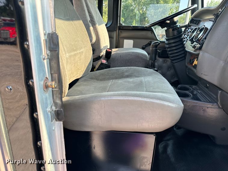 image for item OF9879 2003 Kenworth  T800 semi truck