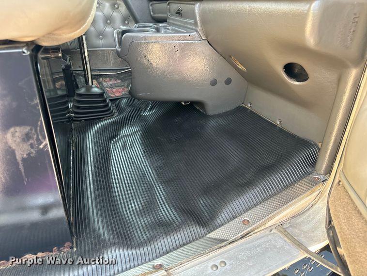 image for item OF9879 2003 Kenworth  T800 semi truck