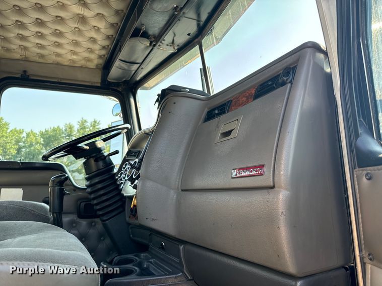 image for item OF9879 2003 Kenworth  T800 semi truck