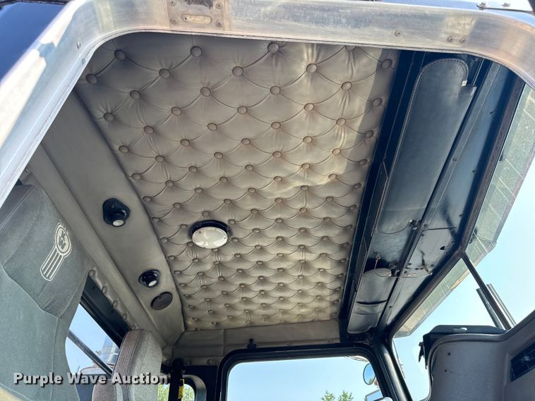 image for item OF9879 2003 Kenworth  T800 semi truck