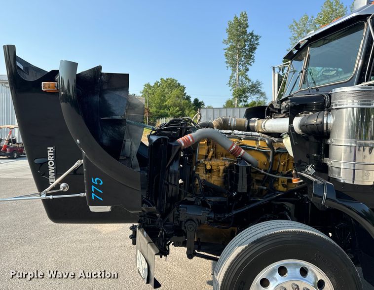image for item OF9879 2003 Kenworth  T800 semi truck