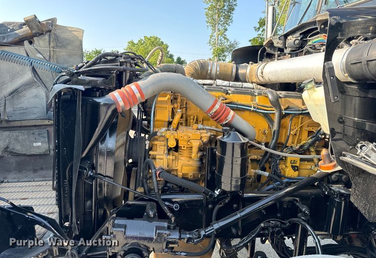 image for item OF9879 2003 Kenworth  T800 semi truck